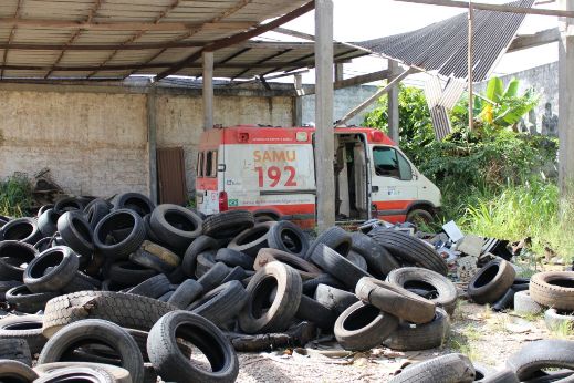 Jean Ander: “Oficina da SEMAD virou depósito de ambulâncias abandonadas, pneus velhos e até caixões”