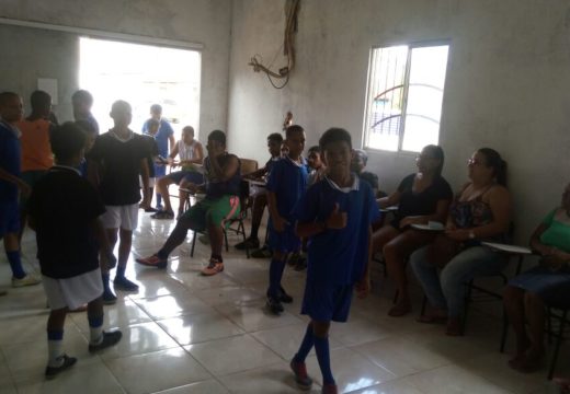 Prefeitura oferece oficina de futebol para jovens da comunidade de Baixa da Candeia