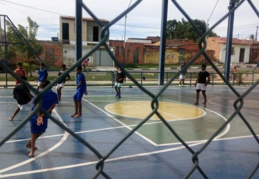 Crianças e adolescentes participam de oficina de futebol no CRAS da Praça do CEU