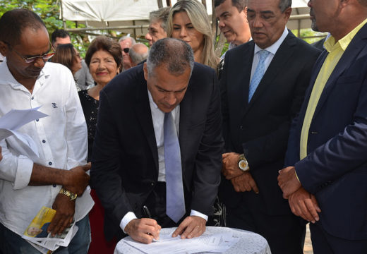 Comemorando o aniversário de Alagoinhas, prefeito Joaquim Neto assina ordens de serviço para as áreas de Infraestrutura e Educação