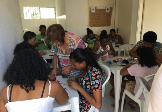 Moradores do conjunto Urupiara participam de capacitação para fabricação de jóias sustentáveis