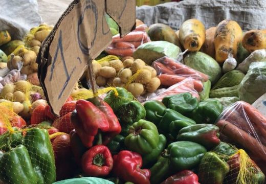 “Abaixo de Deus, é ela, a feira, que me dá o pão de cada dia”, afirma a feirante Marilene dos Santos, da Central de Abastecimento