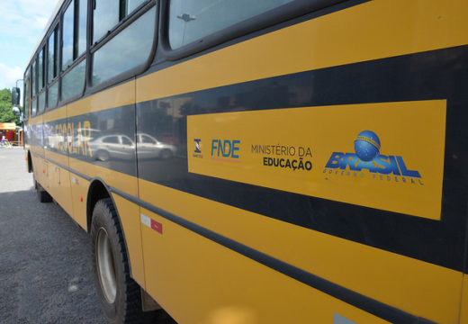 Mais 5 ônibus para a frota escolar: Prefeitura assina termo de adesão e Alagoinhas recebe novos veículos para atender a comunidade