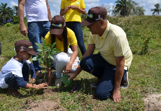 Preservação, recuperação de áreas degradadas e educação ambiental: Prefeitura promove plantio com alunos da rede municipal no Dia da Árvore