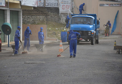 Ação contínua no domingo: Secretaria de Serviços Públicos reúne 3 equipes para operação de limpeza na Central de Abastecimento