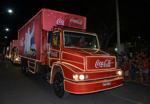 Caravana de Natal da Coca-Cola encanta público na passagem por Alagoinhas