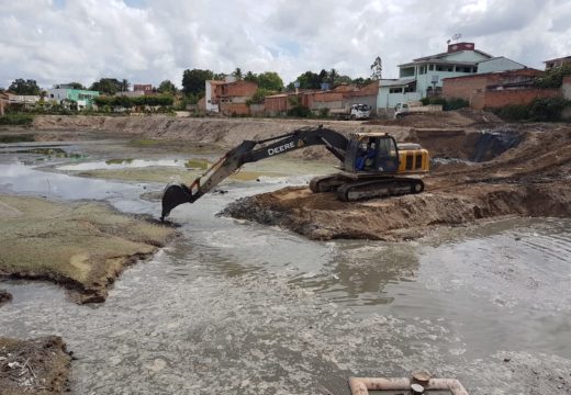 Prefeitura realiza limpeza na Lagoa da Cavada