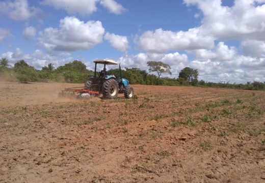 Desenvolvimento do campo: Prefeitura apoia o preparo de solo dos agricultores familiares de Alagoinhas