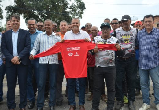 Prefeitura entrega camisas padronizadas a mototaxistas
