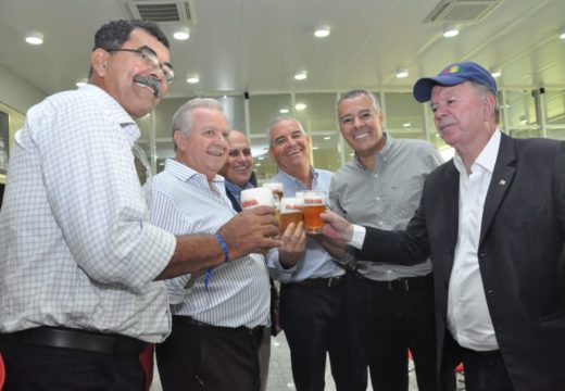 Prefeito Joaquim Neto prestigia lançamento da linha de refrigerantes do Grupo Petrópolis em Alagoinhas