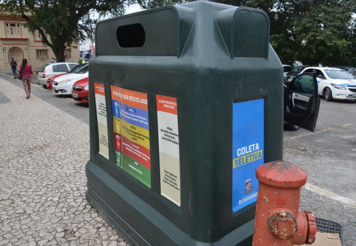 Prefeitura instala contêineres para coleta seletiva em diversos pontos da cidade