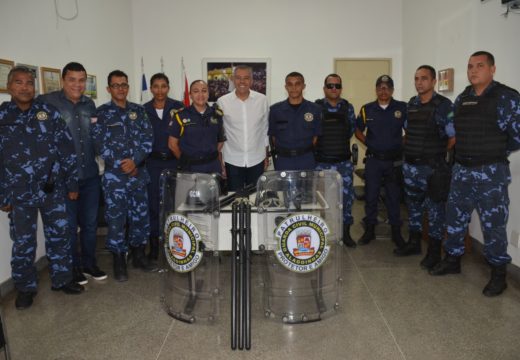 MAIS SEGURANÇA: Prefeito Joaquim Neto entrega novos equipamentos à Guarda Municipal