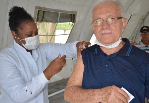 Avanço em cobertura vacinal: em Alagoinhas, 74% da população acima de 60 anos foi imunizada contra Influenza; campanha segue até o dia 23 de maio
