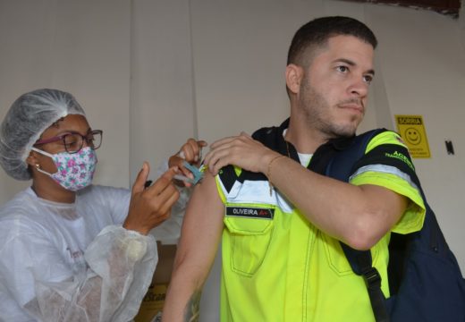 Equipes de saúde se deslocam a instituições para imunizar motoristas de transporte coletivo e profissionais de segurança e salvamento; 2ª etapa da campanha começou nesta quinta-feira (16)