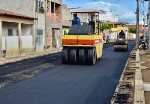 Prefeitura avança com intervenção histórica na Avenida da Leste; neste sábado (20), equipes iniciaram etapa de pavimentação