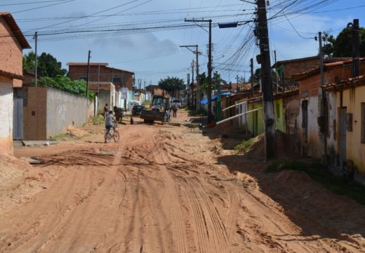 Prefeitura retoma obra de pavimentação na Rua Irmã Dulce e travessas, no Barreiro