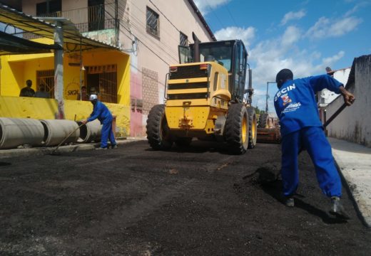 Prefeitura chega à etapa final da requalificação da Rua do Ingá, em Alagoinhas Velha, com a pavimentação da via nesta sexta-feira (24)