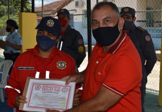 Guardas municipais recebem certificados de curso de brigadista