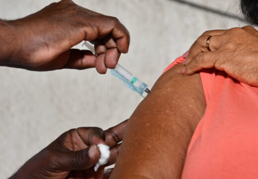 Prefeitura de Alagoinhas estende horário para vacinação de profissionais da educação com 40 anos ou mais