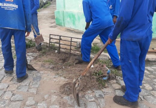 Prevenção a alagamentos: Prefeitura de Alagoinhas realiza limpeza de bocas de lobo