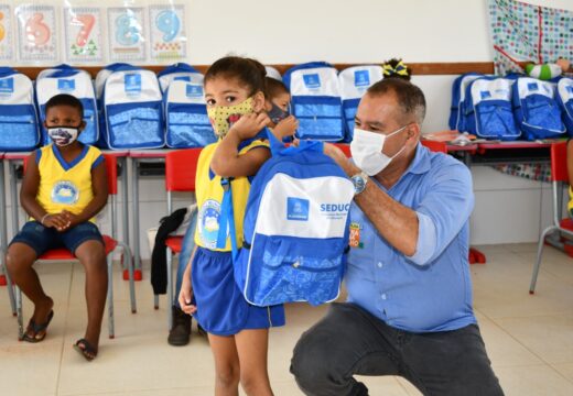 Estudantes da rede municipal recebem kits de material escolar