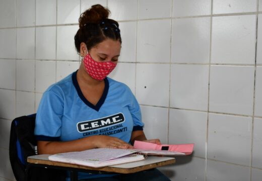 De forma semipresencial e com todos os protocolos de segurança, estudantes retornam às aulas na rede municipal