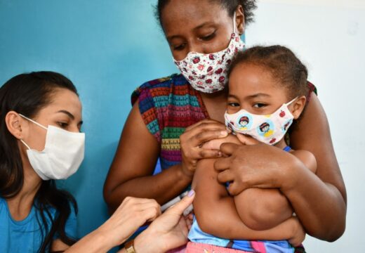 Unidades de Saúde de Alagoinhas continuam vacinando crianças e adolescentes para atualização de caderneta