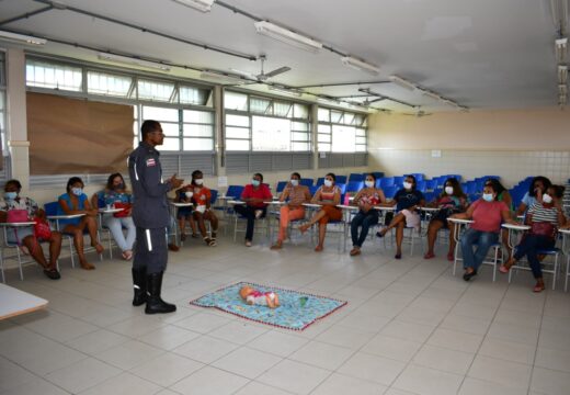 Em parceria com o Corpo de Bombeiros, SEDUC realiza treinamento de primeiros socorros para servidores das creches municipais