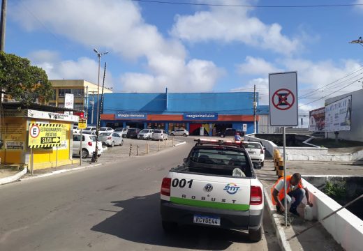 SMTT substitui placas de sinalização destruídas e alerta para o crime de vandalismo ao patrimônio público