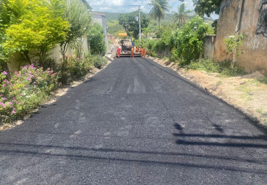 Prefeitura de Alagoinhas pavimenta mais três ruas neste domingo (25)