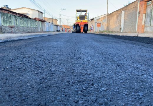 Vila Laranjais é mais uma via da Rua do Catu beneficiada com asfalto