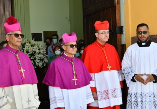 Com muita fé e devoção, fiéis lotaram a Catedral de Santo Antônio para a posse do novo bispo diocesano de Alagoinhas