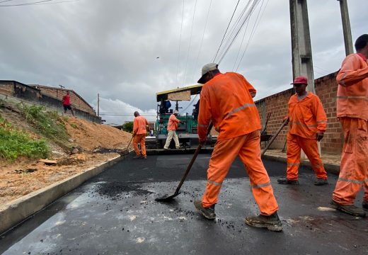 Prefeitura realiza pavimentação no bairro 02 de Julho