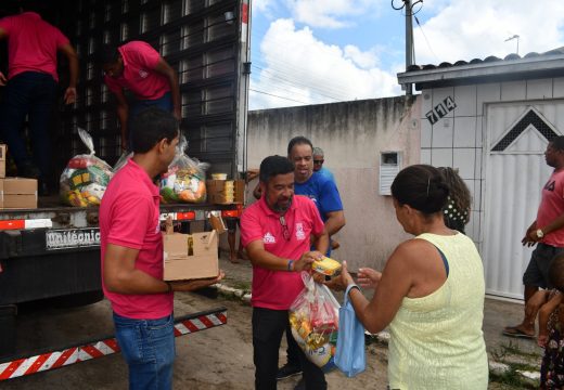 Moradores do Jambreiro em situação de vulnerabilidade social recebem cestas básicas