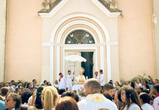 Corpus Christi é marcado por tapetes, procissão e missa solene em Alagoinhas