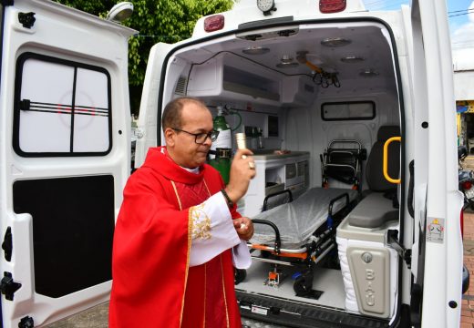 Celebração e benção marcam a entrega de ambulância em Riacho da Guia
