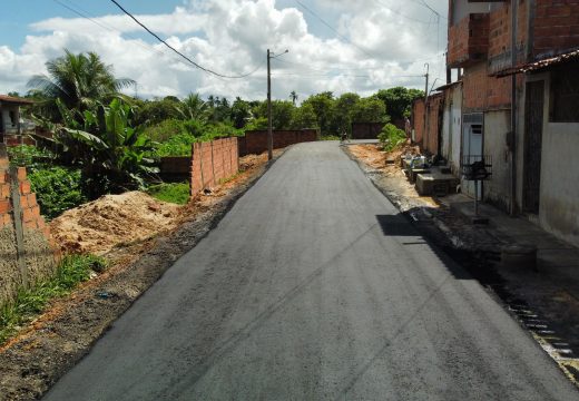 Alagoinhas+: Programa da Prefeitura avança e asfalto chega à rua Cláudio Mendes da Silva, na Baixa da Candeia