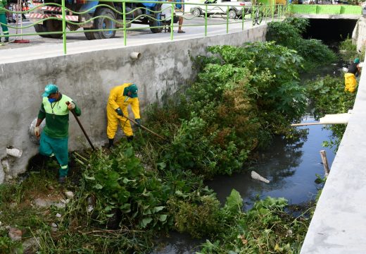 Prefeitura de Alagoinhas realiza limpeza para prevenir alagamentos no centro da cidade