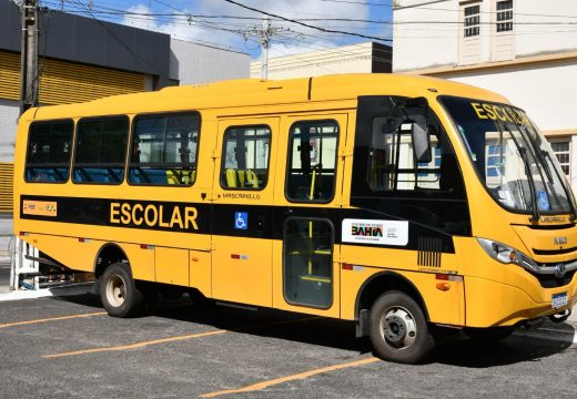 Prefeitura de Alagoinhas recebe novo ônibus escolar e reforça o transporte de alunos no município