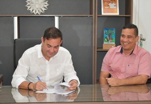 Assinatura de decretos marca início dos planos de desenvolvimento municipal